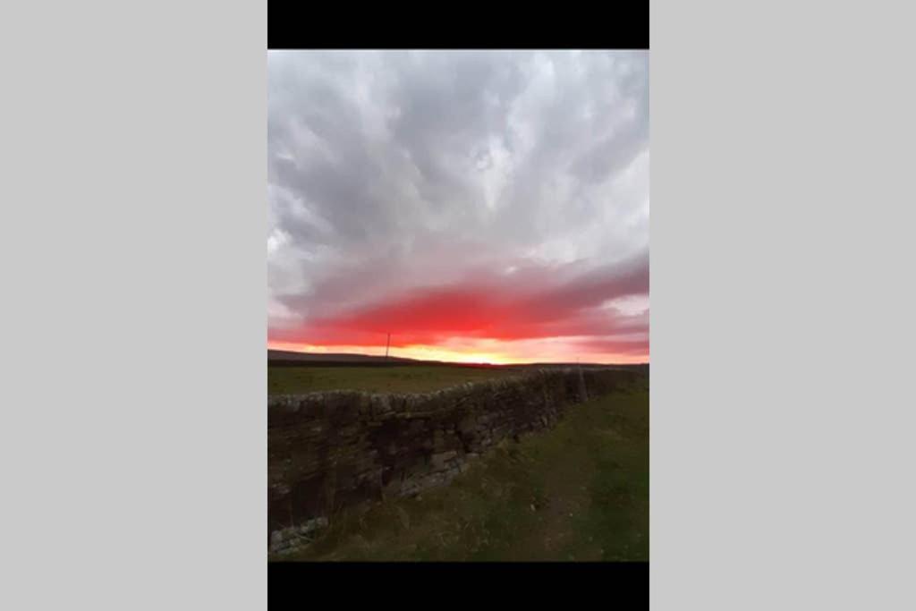 Stones Cottage Farm: Rural Retreat with Gaming Barn and EV Charging Oxenhope Exterior photo