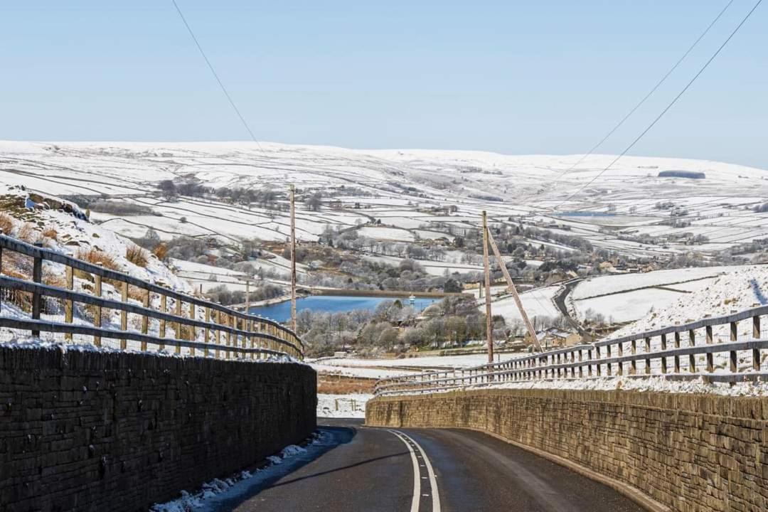 Stones Cottage Farm: Rural Retreat with Gaming Barn and EV Charging Oxenhope Exterior photo